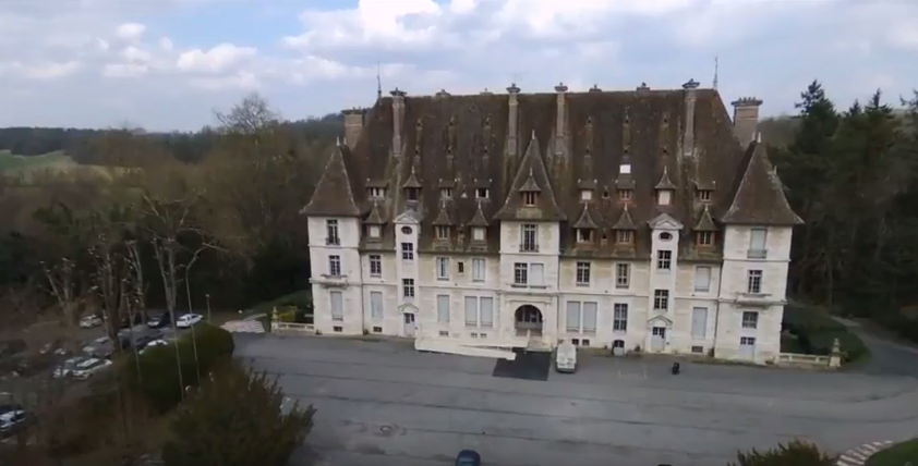 Survol du château du COS CRPF