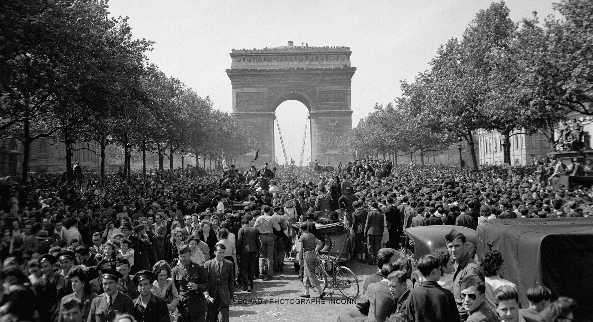 Les français fêtent la Victoire