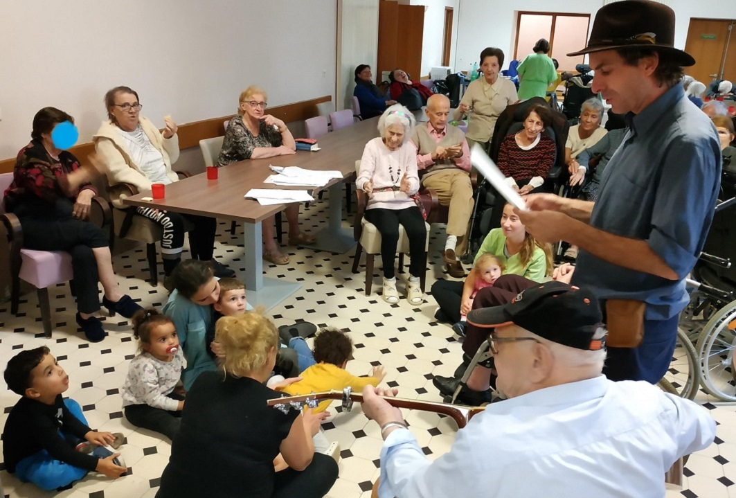 Tour de chant avec les enfants de la crèche Plif Plaf Plouf