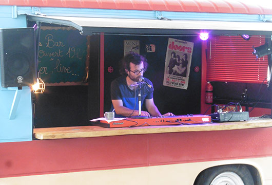 Papy et son piano’s bar