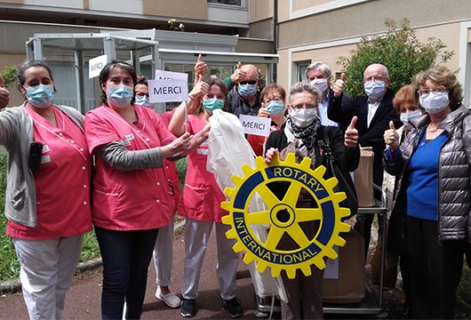 Rotary Club Dijon Bourgogne et le Rotary Club Dijon Ducs de Bourgogne offrent 150 sur-blouses à la Résidence COS Saint-Philibert