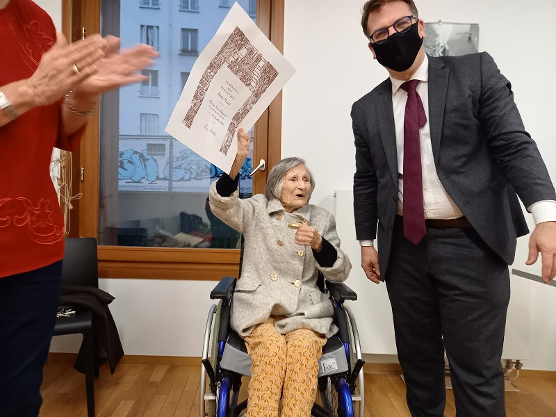 Une centenaire pleine de joie