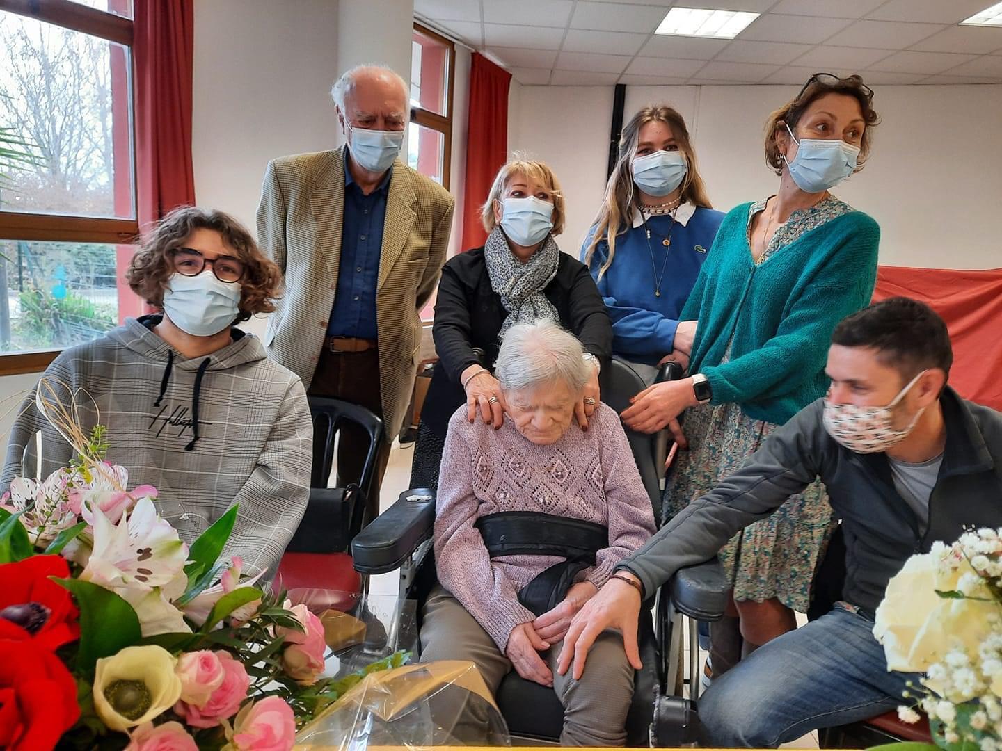Les enfants et les petits-enfants réunis pour les 100 ans