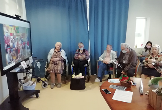 Moment partage : Chants de noël entre les résidents et les enfants en visioconférences