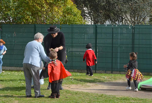 échange intergénérationnel à l'occasion du carnaval de l'école des Broderies