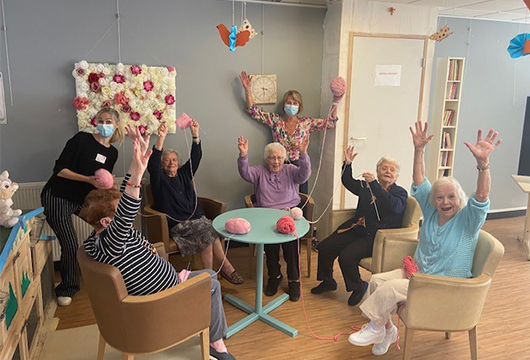 Atelier tricotage d'écharpe à l'Ehpad COS Le manoir pour la mobilisation "Octobre rose" 2022