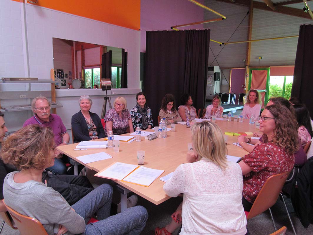 Partenaires en discussion autour d'une table rectangulaire