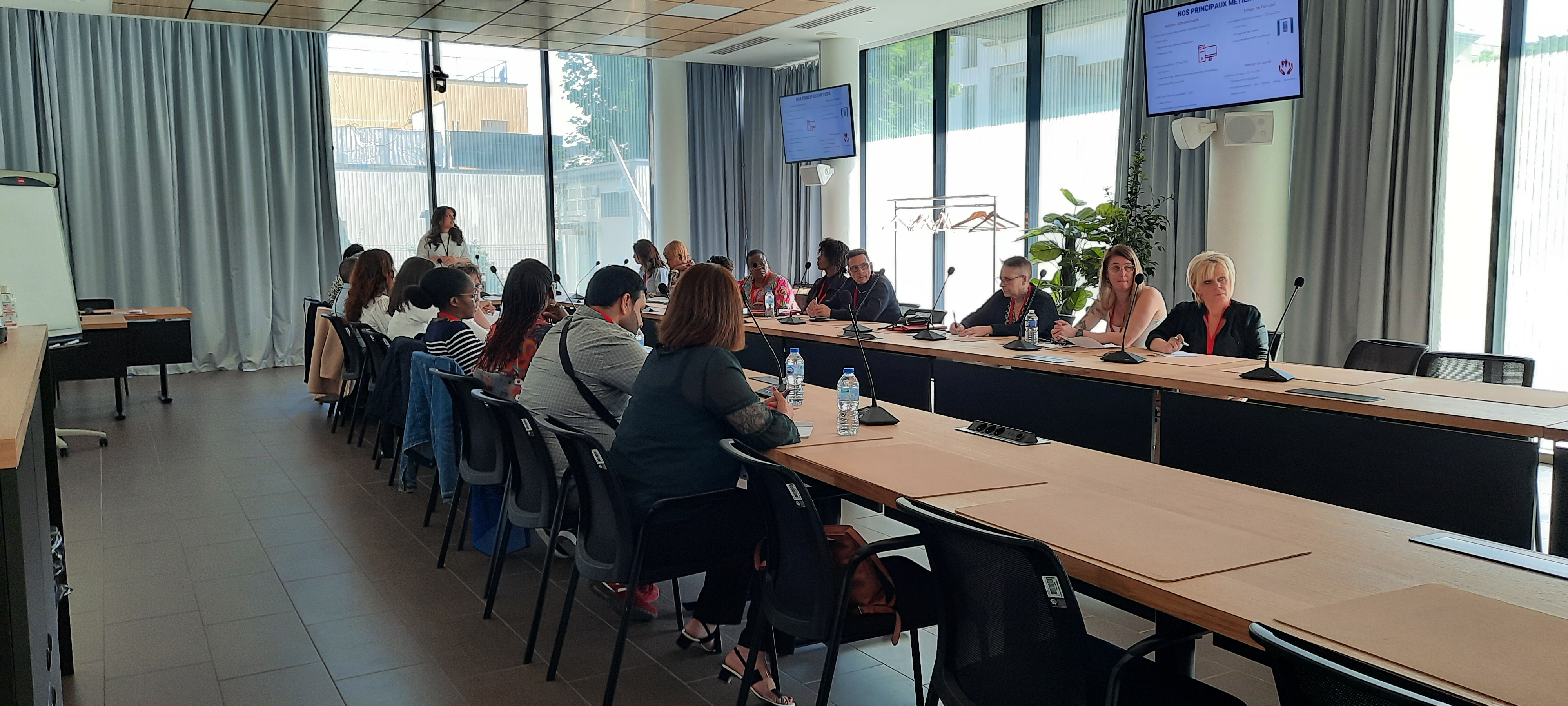 groupe de personnes autour d'une grande table