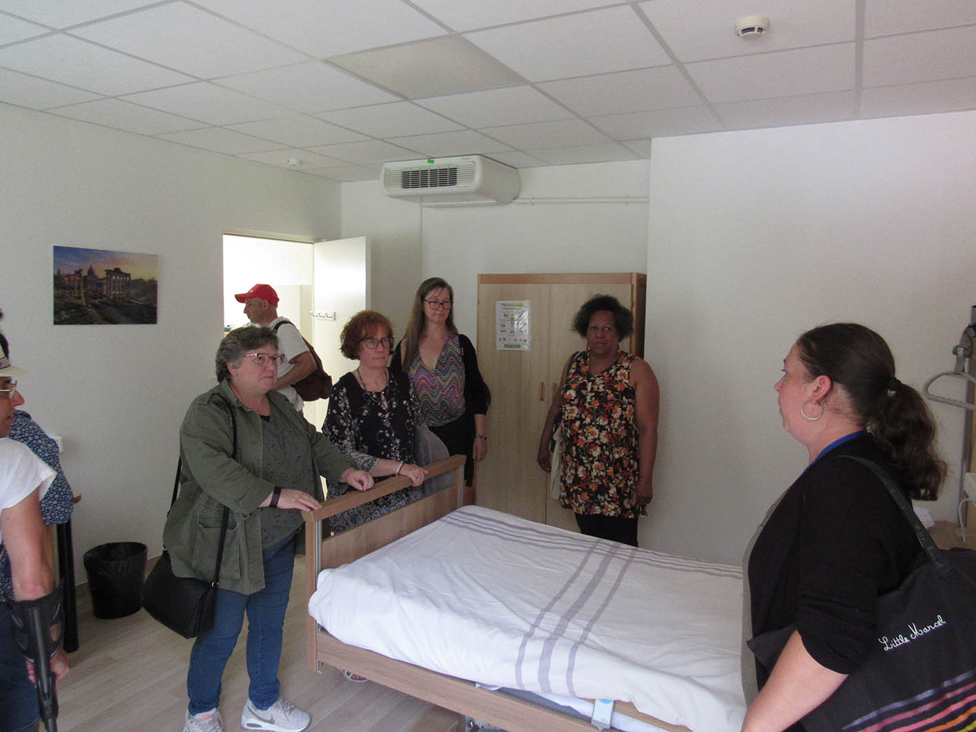 personnes visitant une chambre