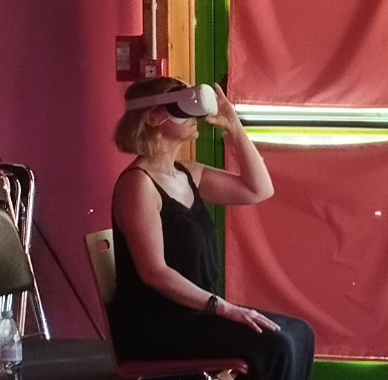une personne avec un casque de réalité virtuelle sur les yeux