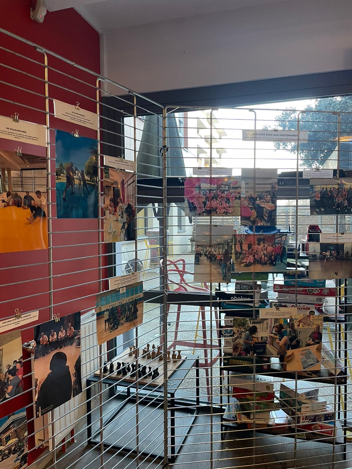 exposition photo préparée par l'équipe d'animation pour retracer les nombreuses activités partagées.