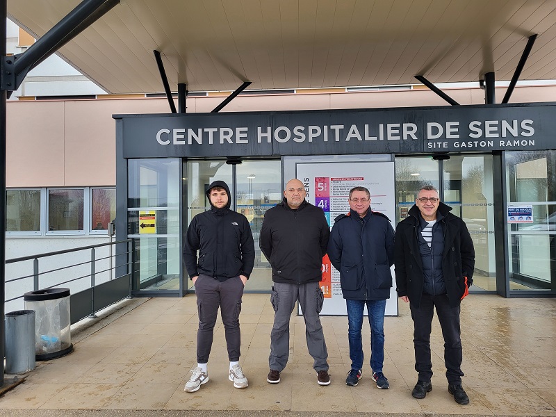 4 personnes devant l'entrée de l'hôpital de Sens