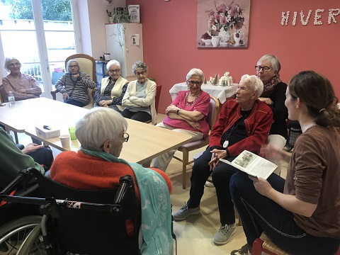 Habitants et familles attentifs pour écouter Caroline, nouvelle bénévole depuis janvier