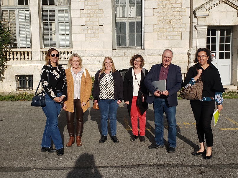 6 personnes posant debout
