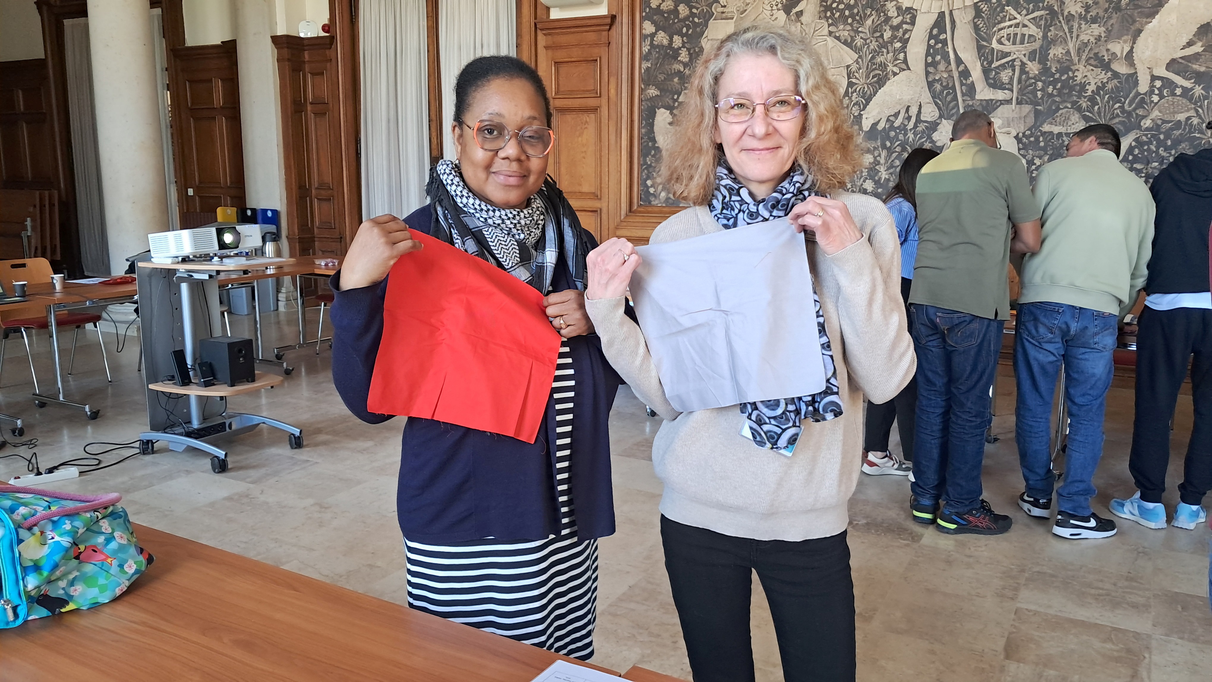 La cravate solidaire au COS pour des ateliers créatifs