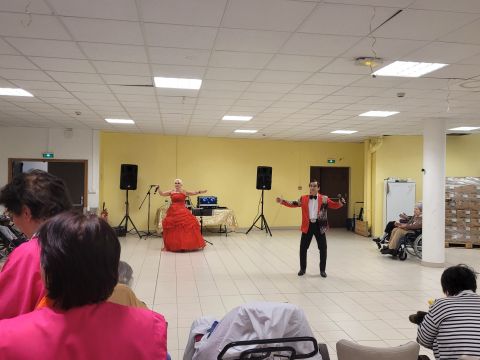 Un concert offert par les blouses roses