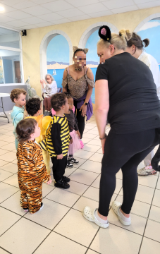 Un défilé avec la crèche pour le carnaval