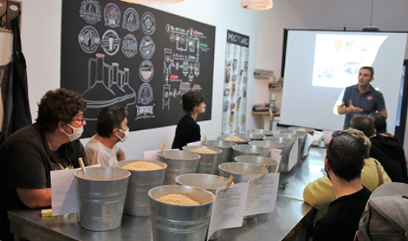 Formation des résidents par un brasseur artisanal lors du projet brasserie