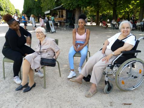 Sortie au jardin du Luxembourg avec des bénévoles 