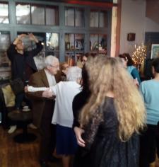 Le bar Le Garage fait danser les résidents.