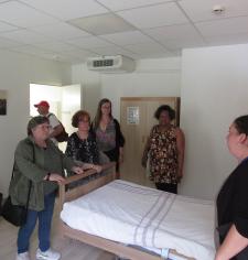 personnes visitant une chambre