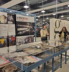 un stand avec du matériel d'imprimerie et deux stagiaires