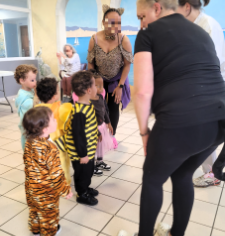 Un défilé avec la crèche pour le carnaval
